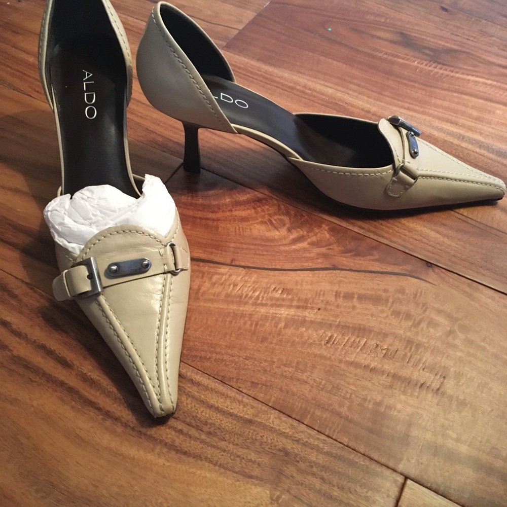 Vintage Aldo Beige Pointed Toe Kitten Heels
